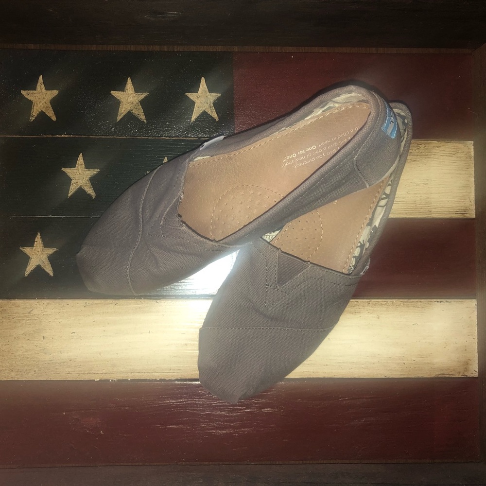 Women’s Gray Toms